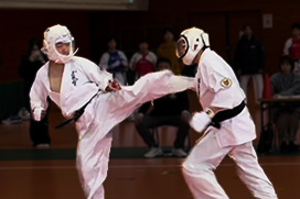 空手家がハイキックをしている様子